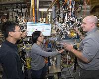 Illuminating nanoparticle growth with X-rays
