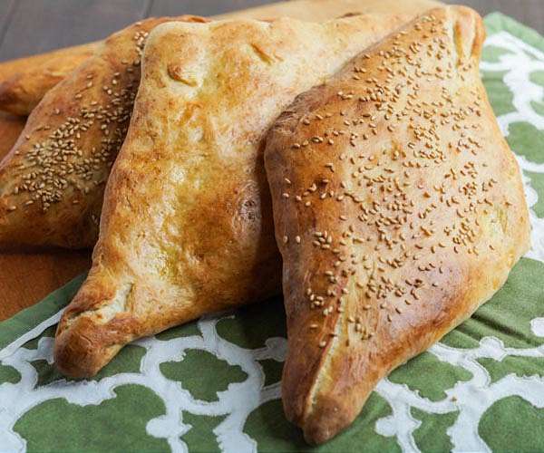 Iraqis chow down on diamond-shaped 'samoon' bread