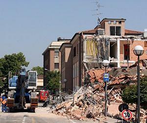 Homing in on a potential pre-quake signal