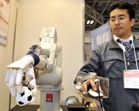 Robo-chefs and fashion-bots on show in Tokyo