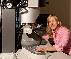 New optical tweezers trap specimens just a few nanometers across