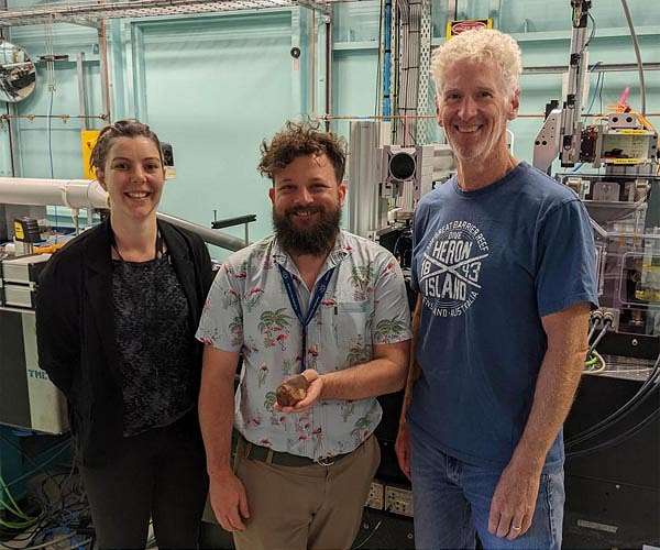 Meteorites from the red desert of Australia support search for life on the red planet Mars