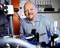 Making spintronic neurons sing in unison