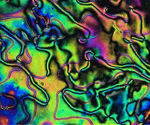 Dartmouth researchers develop molecular switch that changes liquid crystal colors