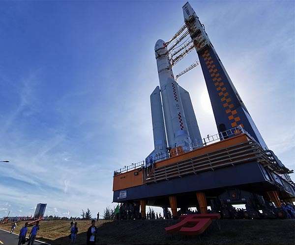 Rocket to lift Chang'e 5 moved to launch pad