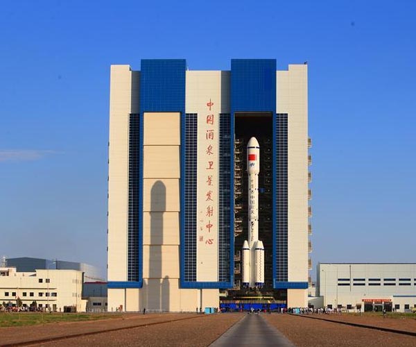 China's main rocket engine for lunar crewed missions sets record