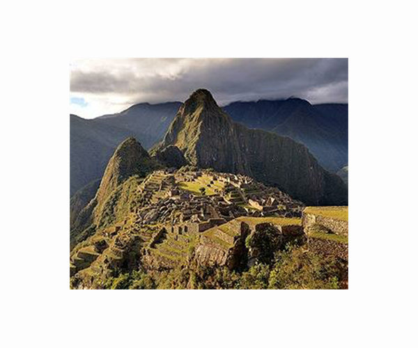 Oil cleanup crews replace bathers on Peru beaches; While floods damage Machu Picchu