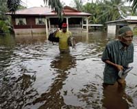 Malaysian flood death toll rises, thousands more evacuated