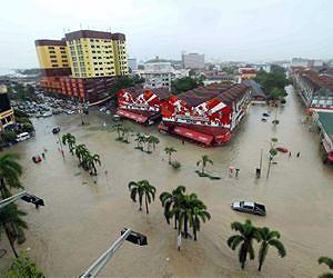 One dead, 19,000 evacuated in Malaysia floods