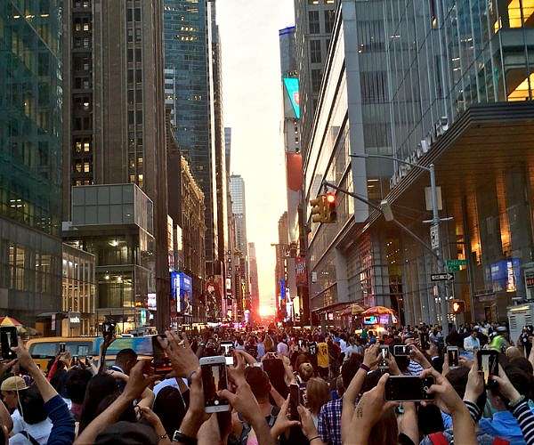 New Yorkers gather to watch 'Manhattanhenge'