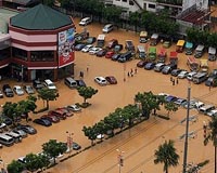 400,000 squatters key to fixing Philippine floods: official
