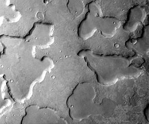 Emerging Underground Aquifers Formed Martian Lakes