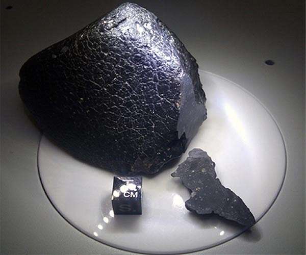 Ancient zircon minerals from Mars reveal the elusive internal structure of the red planet