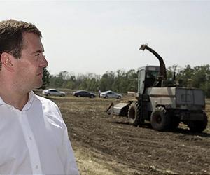 Russia steps up fire battle as crops wither