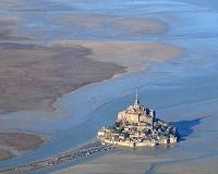 'Supertide' draws tens of thousands to France's Mont Saint-Michel