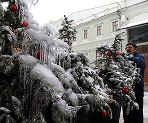 Russia slips up on icy weather amid travel chaos