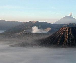 Airlines resume Bali flights as volcano slows