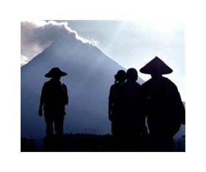 Thousands ordered to flee as Indonesia on volcano alert