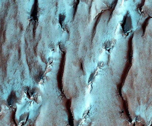 Layering, not liquid: Astronomers explain Mars' watery reflections