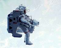 McCandless, first astronaut to fly untethered, dies at age 80