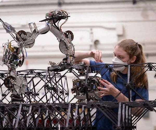 ARMADAS showcases autonomous space construction robots for NASA
