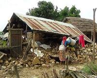 Quake-hit Nepal villagers take aid into their own hands