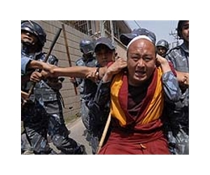 Clinton presses China on Tibet, blind lawyer