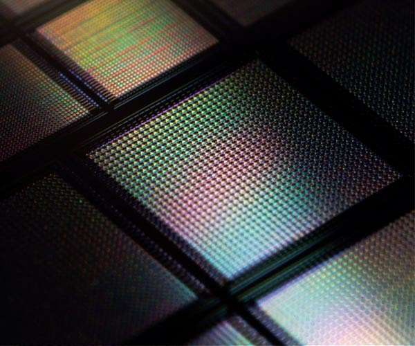 Giant leap in thin film resistivity change could power future AI electronics