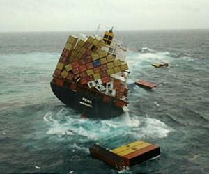 Salvage crew lands on 'creaking' N.Z. oil slick ship