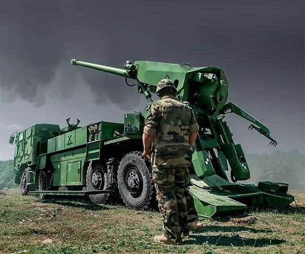 France sending heavy artillery to Ukraine