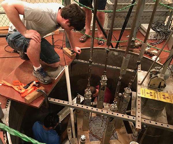 Neutron-clustering effect in nuclear reactors demonstrated for first time