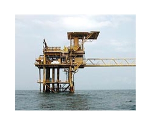 Ships, planes attack major Shell oil spill off Nigeria