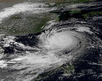 Thousands flee as typhoon lashes Philippines