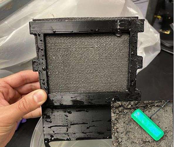 Dirt-powered fuel cell runs forever