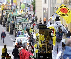 Tens of thousands protest against German nuclear plan