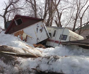 Ice wall crashes into Canada cottages