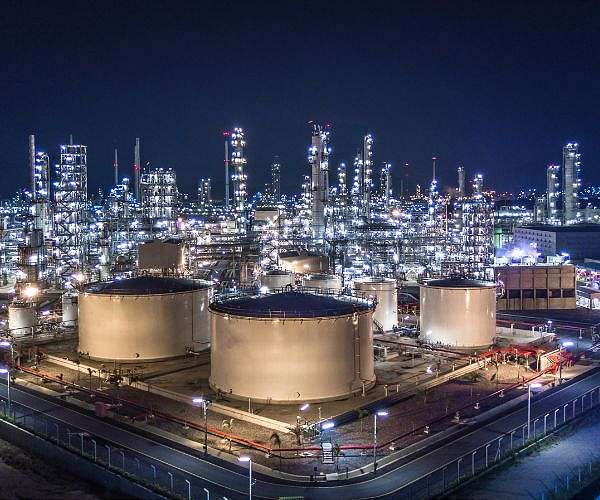 Fire at Iraqi oil refinery injures 10: civil defence