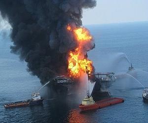For crew of doomed US rig, a night of flames and terror