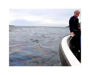 New Zealand navy called in for oil slick clean up
