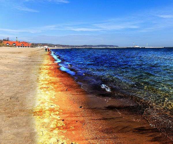 Oil from Russian tanker spill reaches Sevastopol