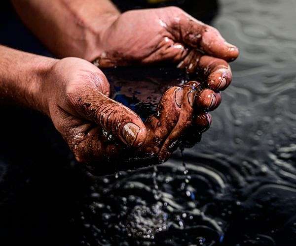 Heavy fuel oil makes Black Sea spill hard to clean up