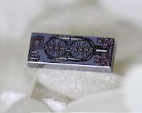 Caltech engineers create an optical gyroscope smaller than a grain of rice