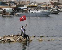 Swim team braves pollution to dive into Gaza waters