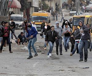 Palestinians weigh new peace talks bid