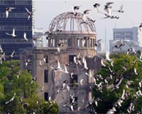 Kerry pays landmark visit to Hiroshima atomic bomb memorial