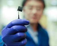 Dual-layer solar cell developed at UCLA sets record for efficiently generating power