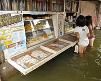 Hard labour for pregnant Philippine flood survivors