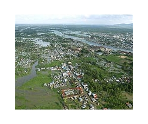 Desperate Philippine typhoon victims await aid