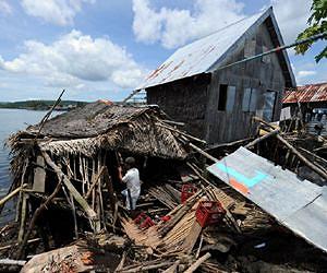 Open air surgery as Philippines struggles to help quake victims