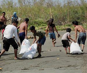 Global aid converges on Philippines eight days after Haiyan